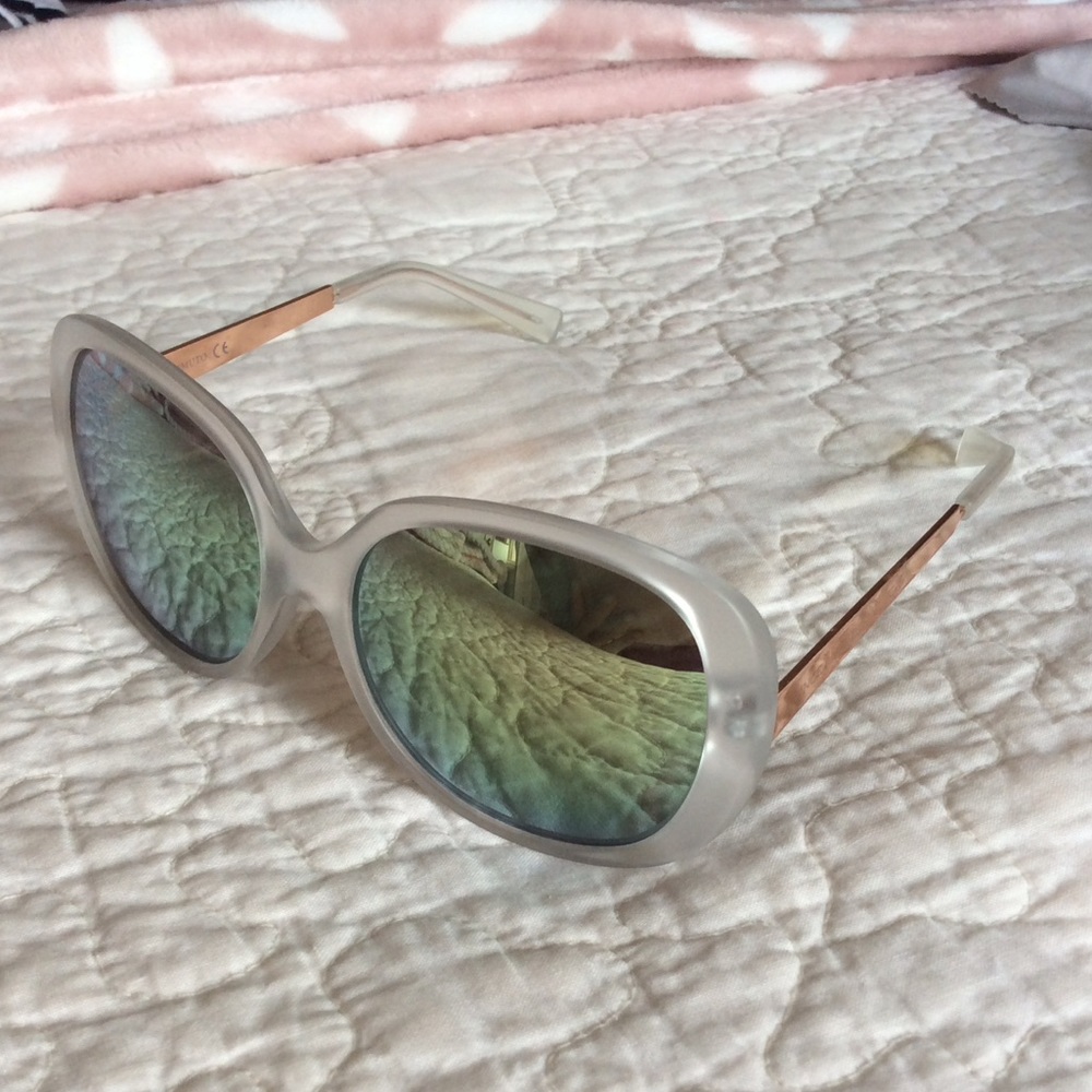 VINCE CAMUTO sunglasses